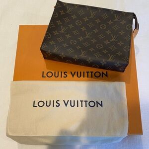**AUTHENTIC** LOUIS VUITTON TOILETRY POUCH 26